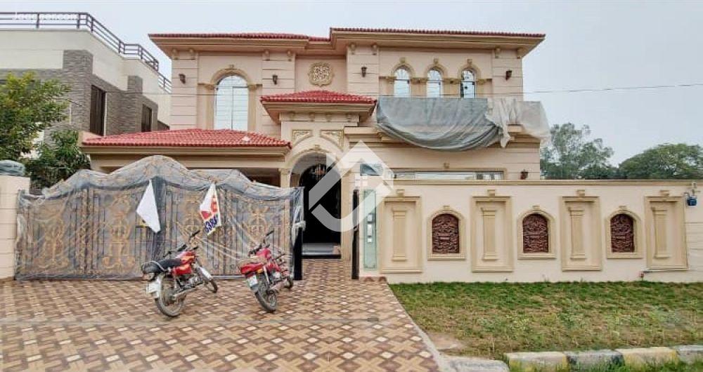 View  1 kanal Royal Luxury House Is Available For Sale In State Life Housing Society Phase 1 in State Life Housing Society, Lahore